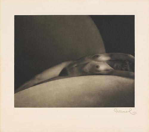 František Drtikol: The Bow / 1928 pigmentový tisk / 22 × 28,6 cm / vyv. cena: 500 000 Kč (bez 20% provize) /  Adolf Loos Apartment and Gallery 26. 4. 2015