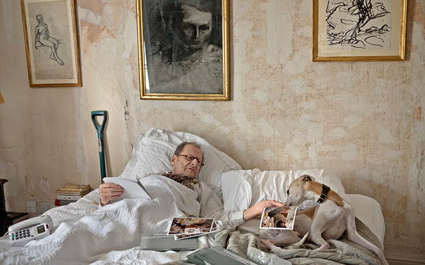 Lucian Freud a jeho whippet Eli v londýnském domě v Kensington Church Street