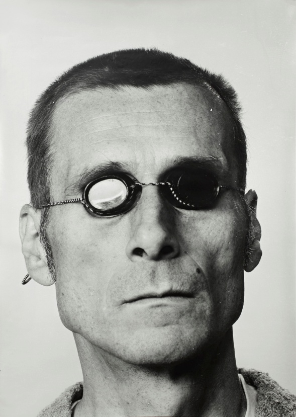 Václav Stratil: z cyklu Řeholní pacient / 1991 / fotoperformance, černobílá fotografie, vintage print 1/1 / cena: 40 000 Kč