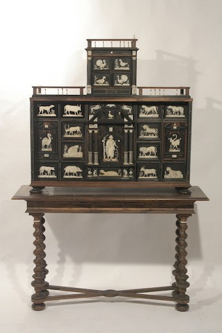 Sekret&aacute;ř, 17. stolet&iacute;, Ben&aacute;tky, ořechov&eacute; dřevo, slonovina