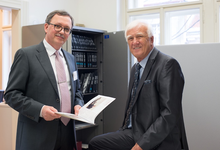 Richard Burda (v br&yacute;l&iacute;ch) spolu se sběratelem Ludv&iacute;kem Pytl&iacute;čkem, foto: Burda Auction