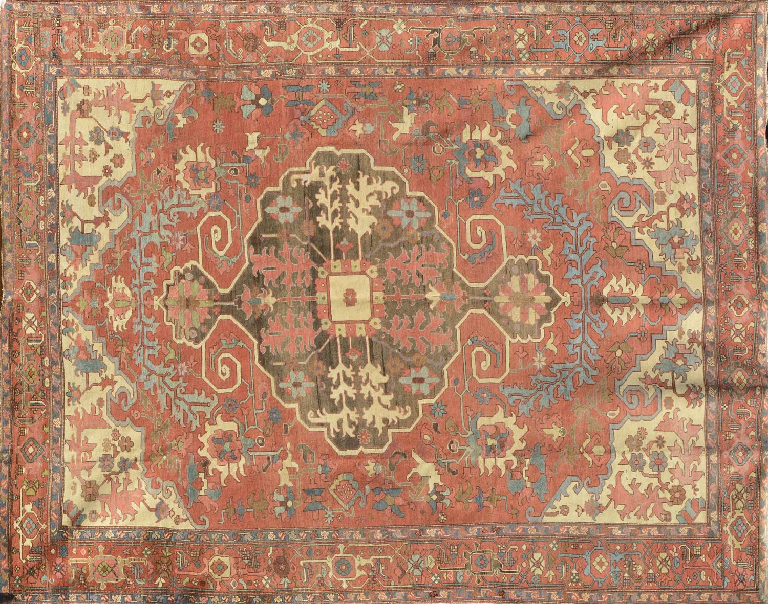 Koberec typu Heriz, Sýrie, kol. 1880, 290 x 375 cm, dosažená cena: 342 000 Kč Aukční dům Zezula, 8. 4. 2017