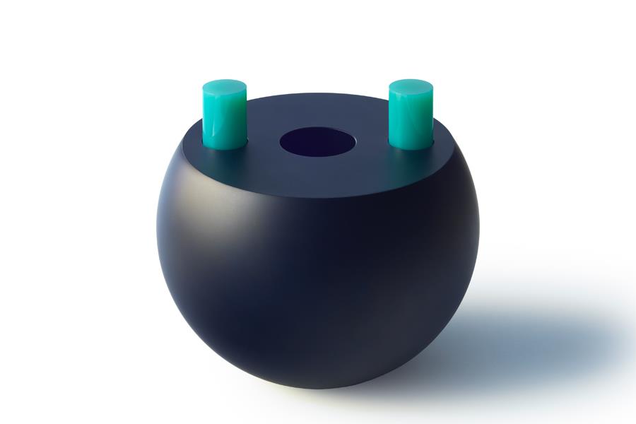 František Vízner: Kulovitá váza / 2000 / kouřové sklo, detaily z opalínového skla / průměr 18 cm / Dorotheum 20.9.2014 / vyv. cena: 240 000 Kč