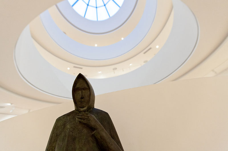 Socha Vladim&iacute;ra Komp&aacute;nka Žena s vedrom, epoxid, 1958 s pozad&iacute;m interi&eacute;ru Gal&eacute;rie Nedbalka