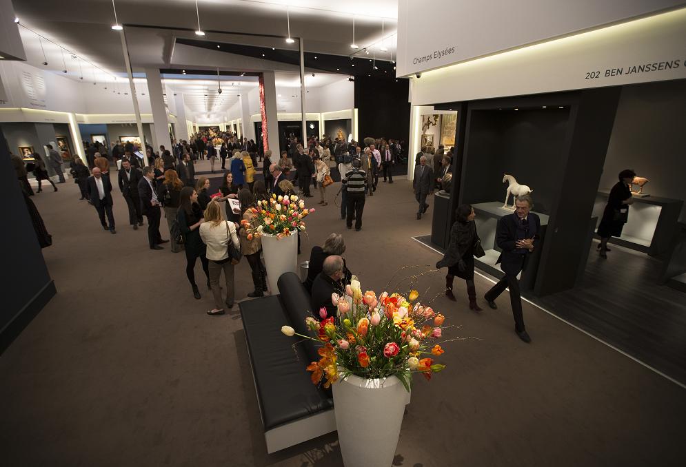 Pohled na sekci starožitnost&iacute; na veletrhu TEFAF (Champs Elys&eacute;es) / březen 2013 / foto: Harry Heuts